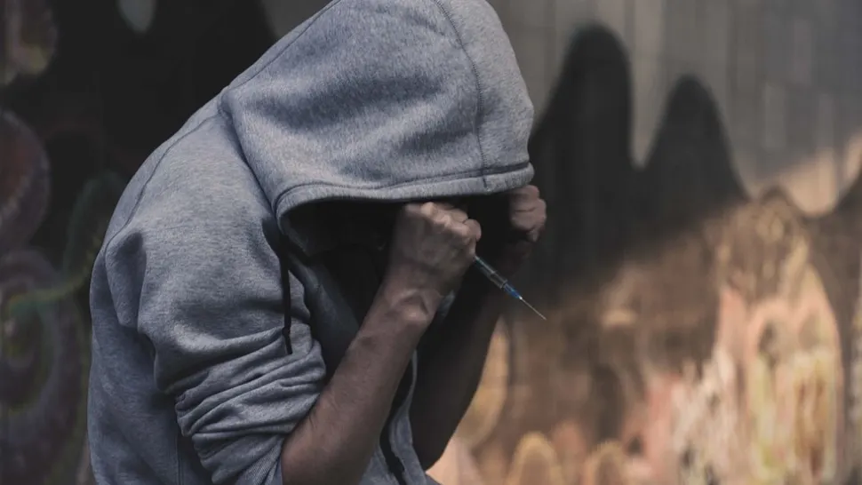 Camere de injectare a drogurilor – o posibilă măsură antidrog în România. Doi deputați îi cer explicații lui Rafila