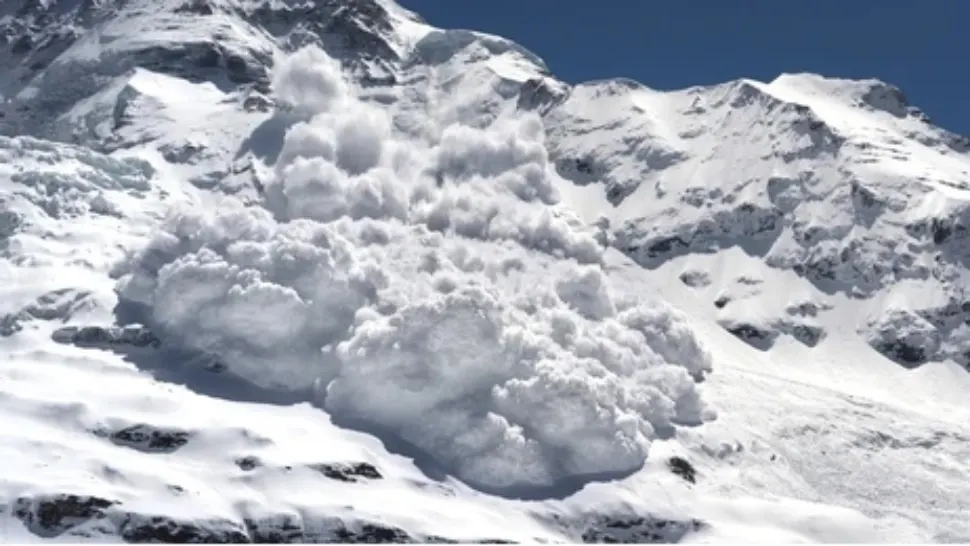 Polițiștii au decis: va ploua cu amenzi peste șoferii care au condus până la Cabana Capra, afectată de avalanșă