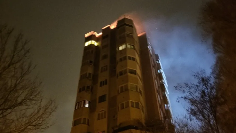 VIDEO Alertă la Constanța. Un bloc cu 11 etaje, cuprins de flăcări
