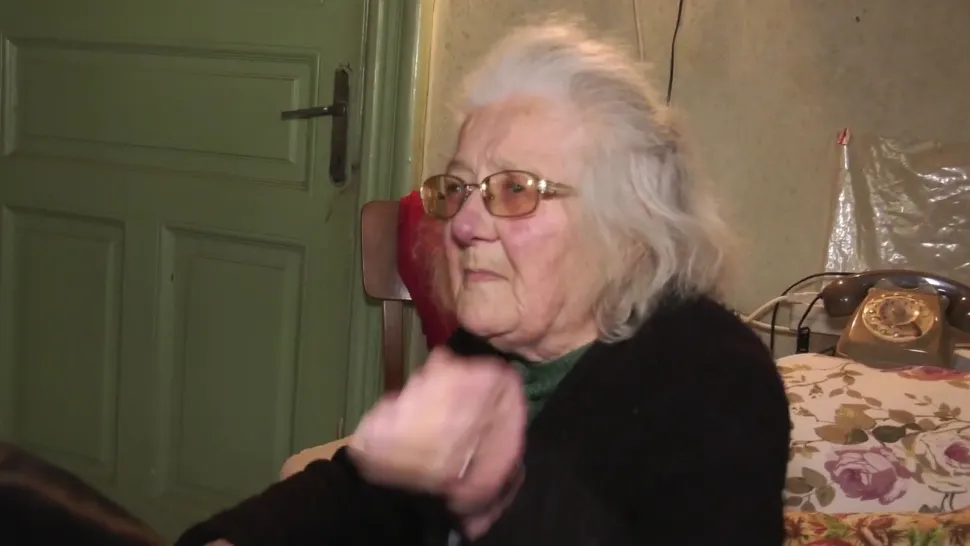 Scene șocante cu bătrâna care a sunat la 112 pentru că îngheța în casă. Asistentele sociale au vrut să o ducă direct la azil - VIDEO
