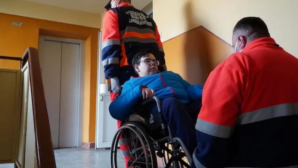  Ambulanțierii l-au urcat 7 etaje pe un elev imobilizat în cărucior după ce liftul a fost deconectat de la curent