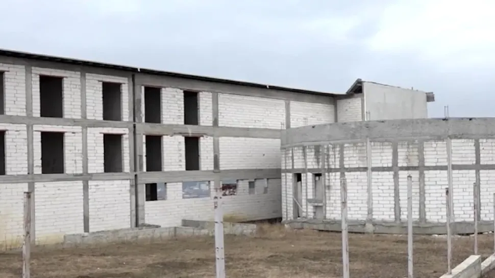 Statul aruncă mii de euro pe geam pentru paza unei clădiri abandonate
