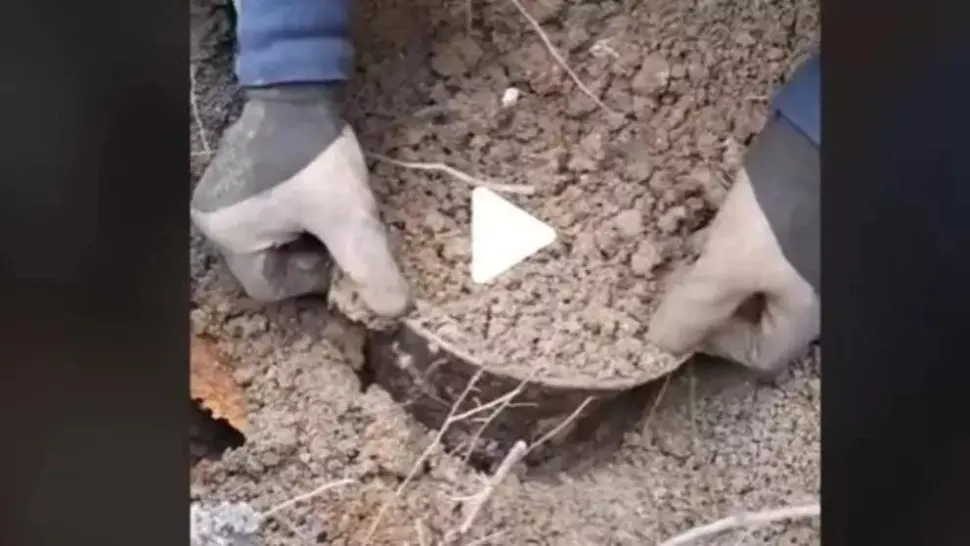 VIDEO – Ce a putut să găsească un român în pământ. Bărbatul refuză să spună în ce zonă a făcut descoperirea