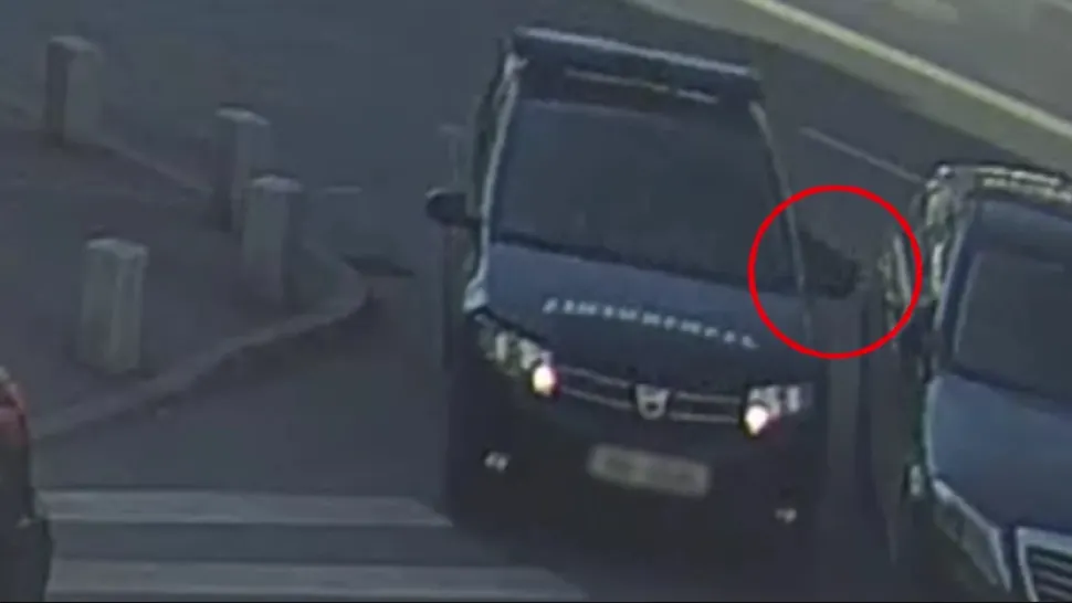 Gest halucinant: Un jandarm a fost filmat când vandaliza o mașină. Direct din duba jandarmeriei!