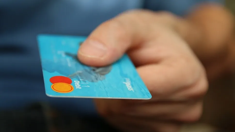 A găsit un card pe jos și s-a dus la cumpărături. Pedeapsă șocantă pentru un român fără simț civic