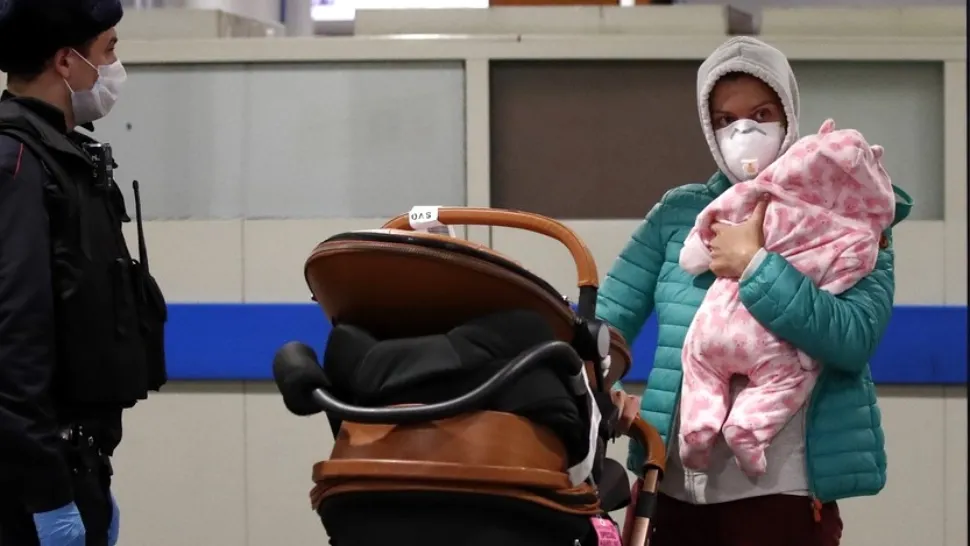 Doi soți și-au abandonat bebelușul pe aeroport când li s-a cerut să-i cumpere bilet