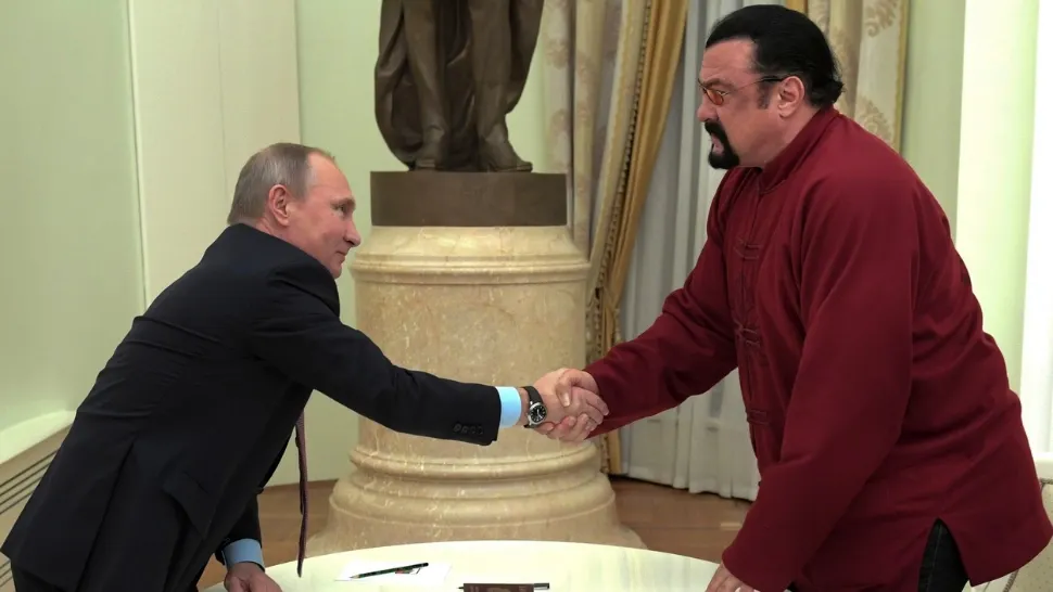 Actorul american Steven Seagal, susținător al invadării Ucrainei, a primit Ordinul prieteniei de la Vladimir Putin - VIDEO