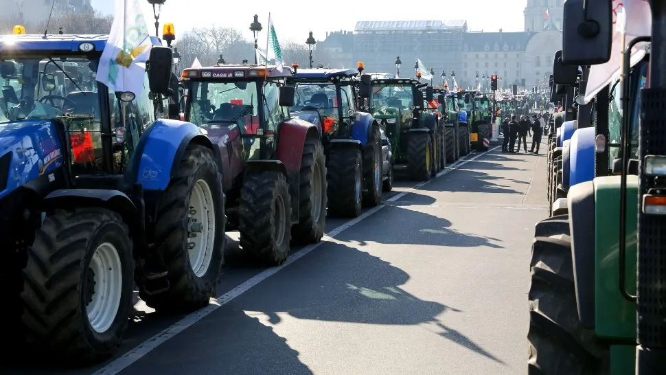 Protest uriaș în Franța. Fermierii au asaltat străzile Parisului cu tractoarele. Ce îi supără pe agricultori
