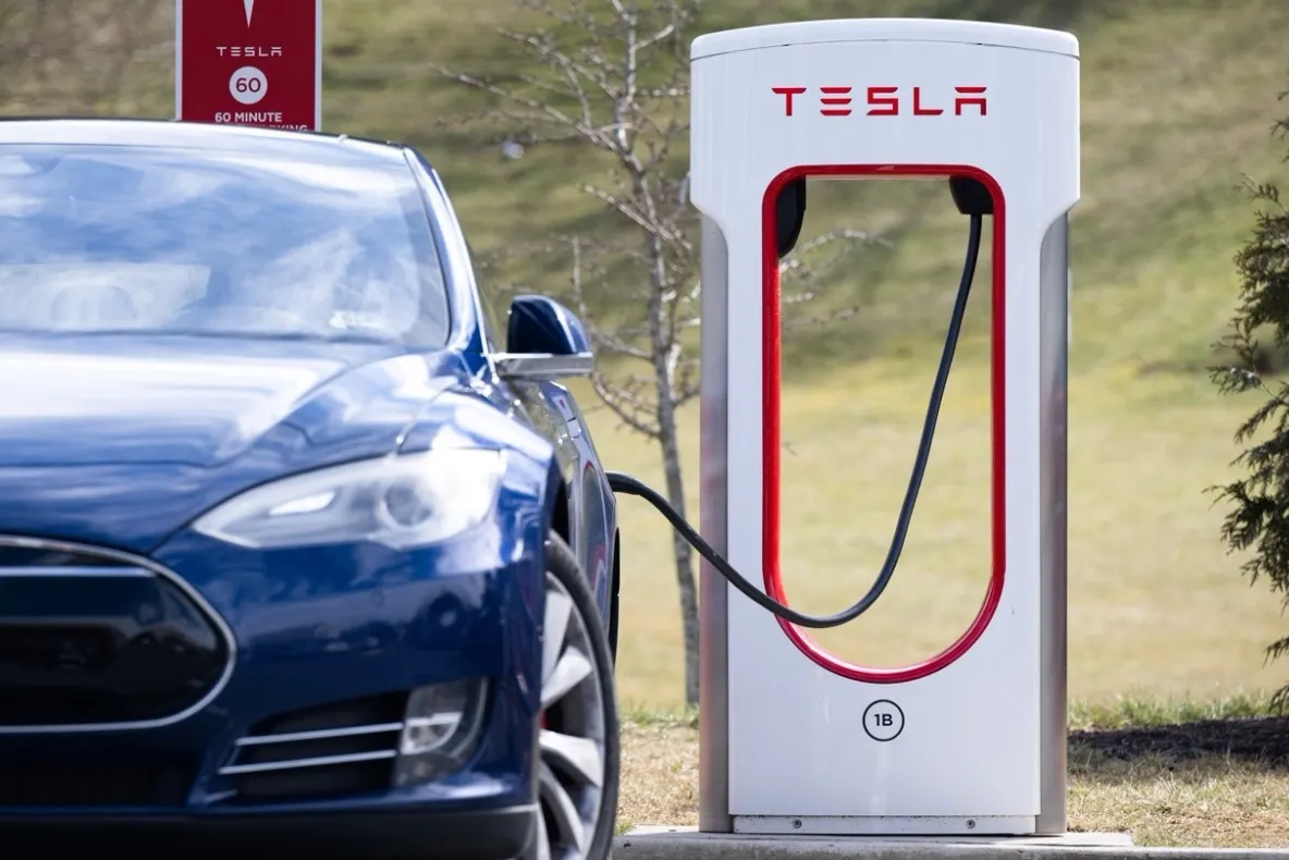 Tesla recheamă peste 360.000 de mașini în service. Eroarea care poate provoca accidente