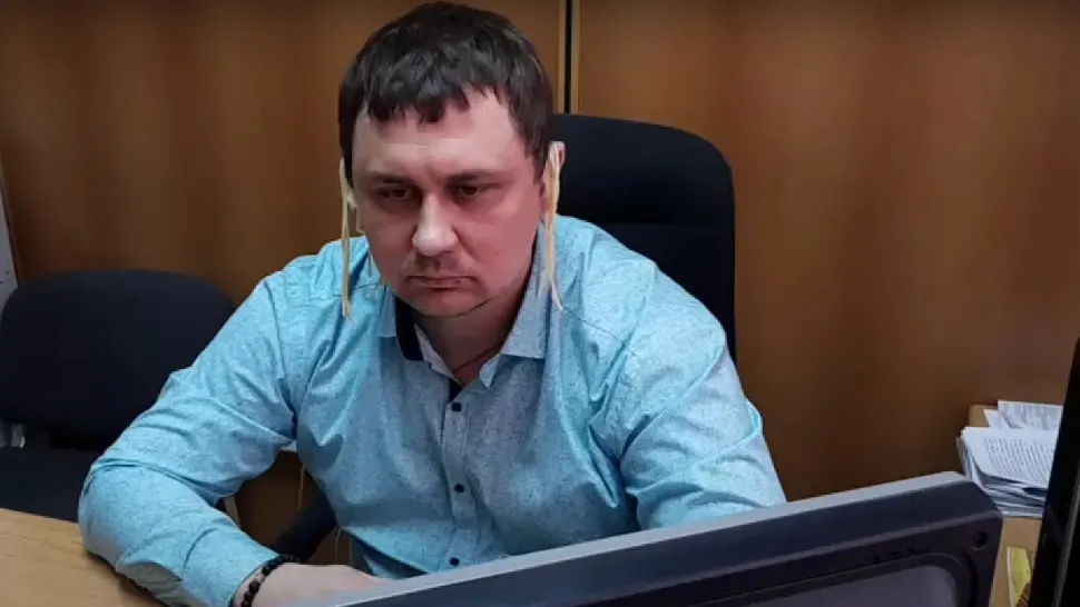 Sfidare pentru Putin. Un deputat I-a ascultat discursul cu TĂIȚEI agățați la urechi -  VIDEO