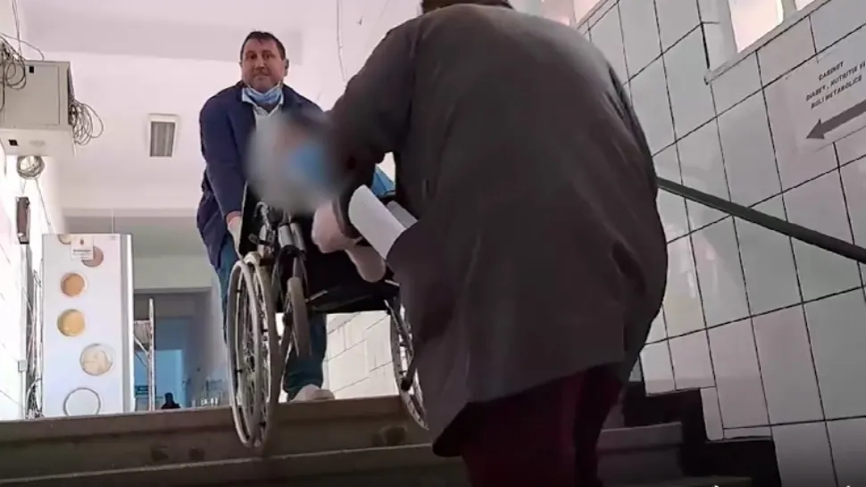 Pacienți imobilizați, cărați pe scările spitalului din Reșita cu targa sau în cărucioare! Scene REVOLTĂTOARE - VIDEO
