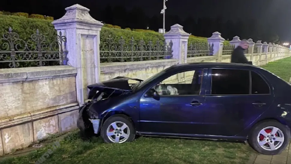 Un tânăr de 21 de ani a intrat cu mașina în gardul Parlamentului