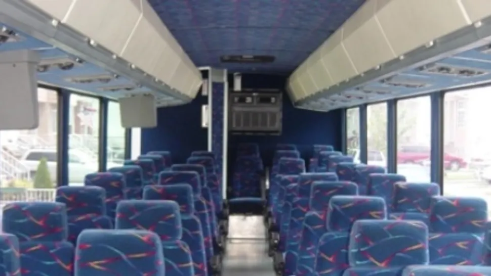 Bărbat beat, pus pe scandal într-un autobuz din Cluj. Dialog halucinant cu un pasager: ”În numele lui Iisus îți poruncesc să stai jos!”