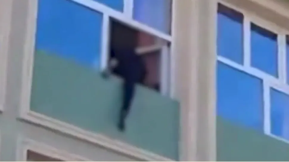 Incident revoltător la un liceu din Suceava. Elev cu dizabilități, urcat pe geam