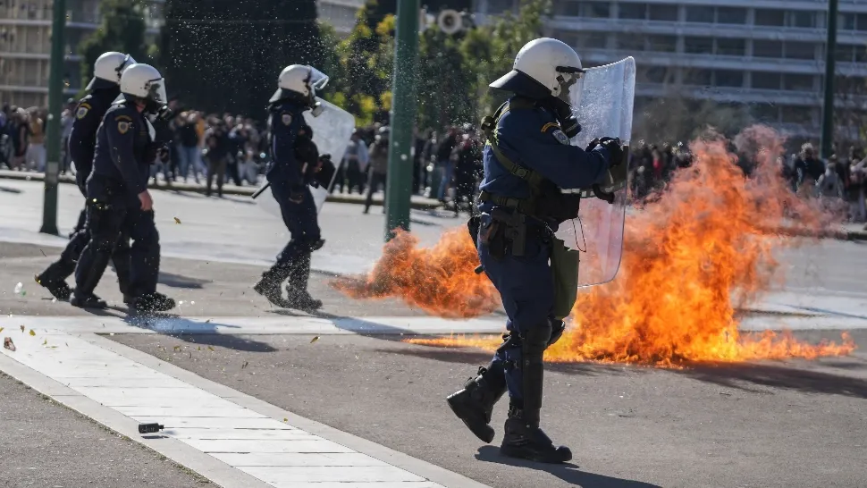 Grecii nu uită tragedia feroviară de săptămâna trecută. Noi proteste violente în marile orașe (VIDEO)