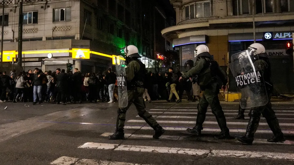 Proteste violente, în Grecia, după tragedia feroviară în care au murit 43 de persoane. Oamenii acuză corupția generalizată din transporturi