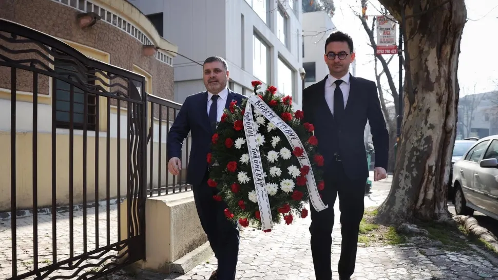 Coroană comemorativă pentru Institutul Cultural Român, după spectacolul hilar oferit de Catinca Nistor