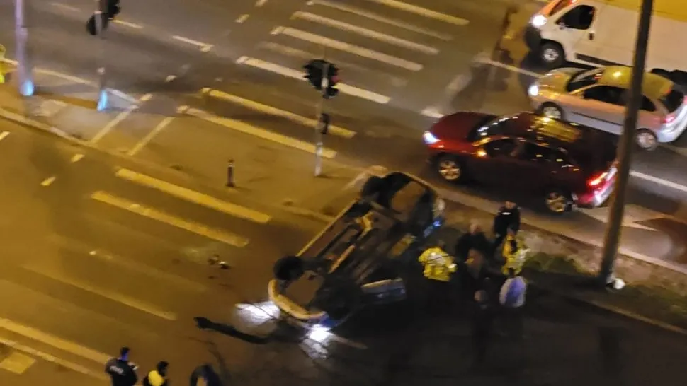 O mașină de poliție s-a răsturnat pe bulevardul Pantelimon din Capitală