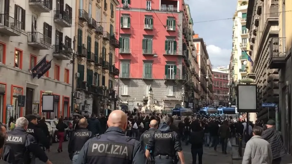 Scene de groază, în Italia. Ultrașii echipelor de fotbal au luat cu asalt orașul Napoli (VIDEO)