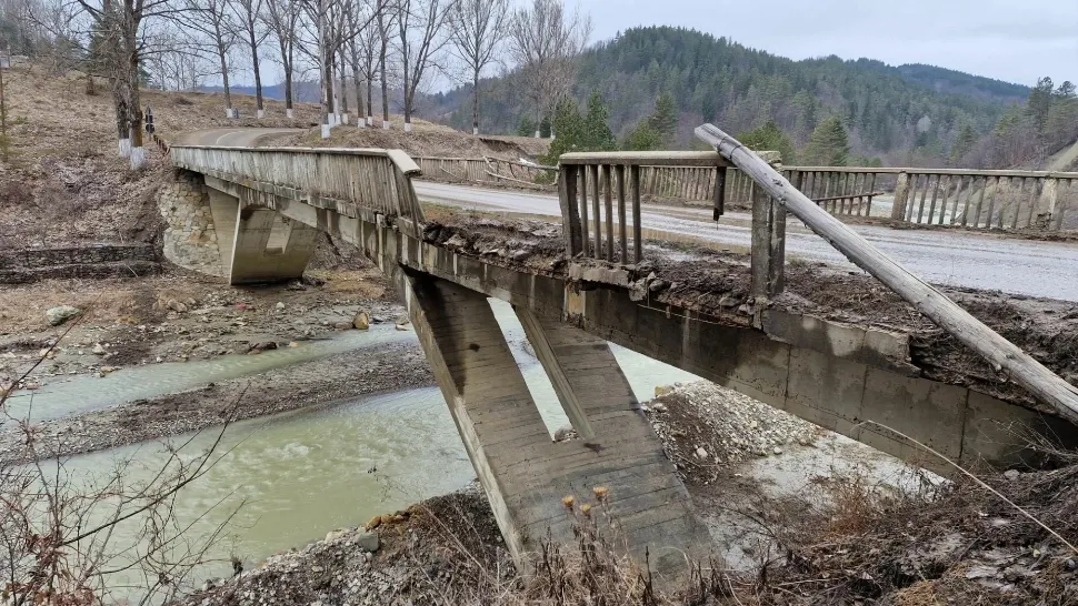 Podul de la Jitia stă să cadă la nici 3 ani de la recondiționare 