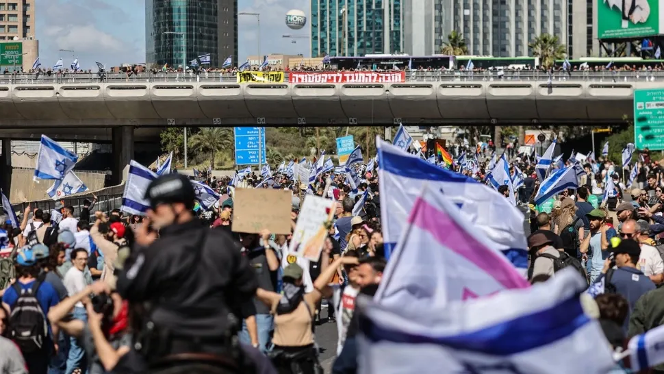 Șoc în Israel. Premierul Netanyahu amână reforma judiciară, ca urmare a uriașelor proteste în stradă