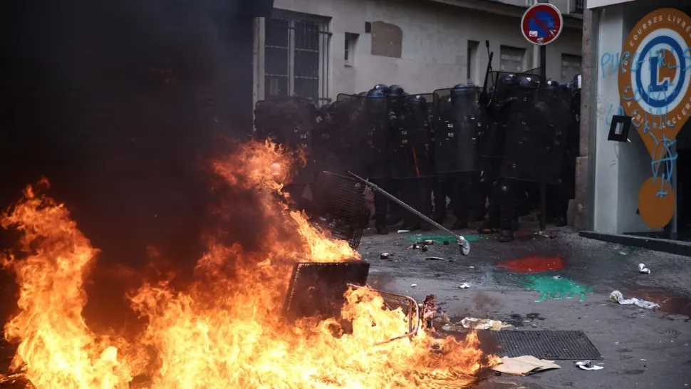Haos în Franța. Noi proteste violente: Sute de mii de manifestanți pe străzile Parisului și în alte orașe, ciocniri cu polițiștii - VIDEO