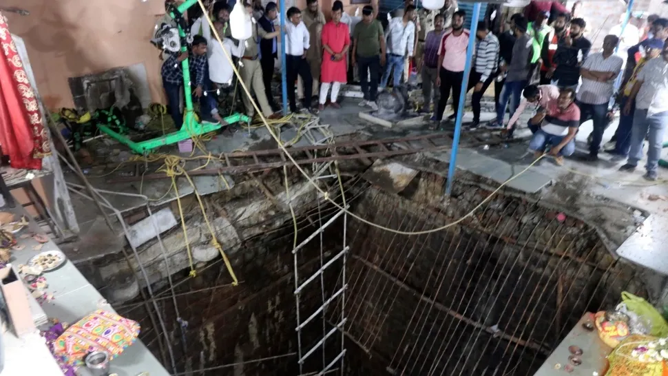 Tragedie cu cel puțin 35 de morți în India! Podeaua unui templu budist s-a prăbușit, iar oamenii au căzut în puţul uriaş de dedesubt - FOTO&VIDEO