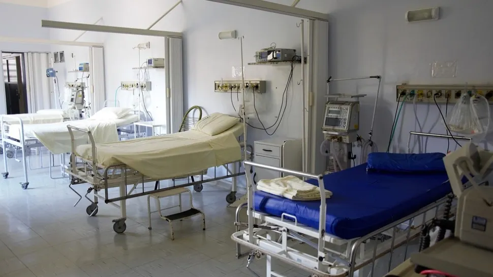 Un bătrân a murit pe holurile Spitalului Județean Botoșani după ce a fost lăsat nesupravegheat de personalul medical