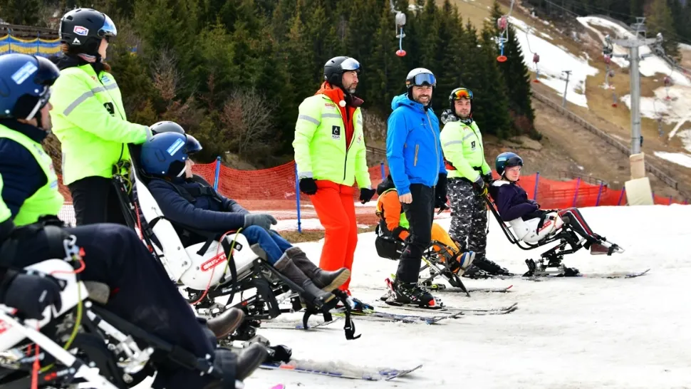 Heliski fără limite. Persoanele cu dizabilităţi din echipa Caiac SMile au făcut imposibilul posibil la Muntele Mic