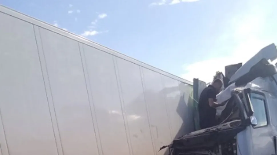 Ciocnire violentă între 2 tiruri la intrarea în Bârlad: Toată încărcătura a ajuns pe șosea - Trafic oprit pe DN24 - FOTO