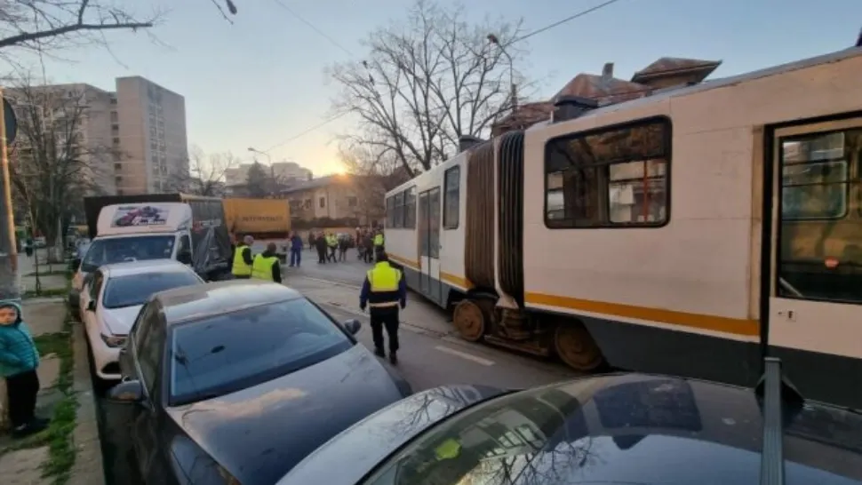 Tramvai deraiat în București. O camionetă lovită de tramvai a izbit alte 4 autoturisme