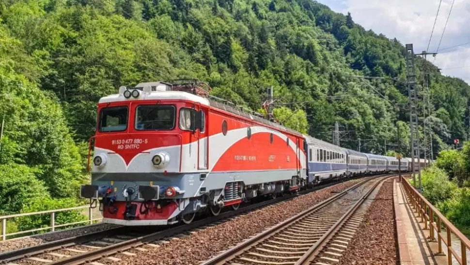 Românii, blocați ore în șir în trenuri, fără prea multe explicații și "servicii zero" - Un tren a avut o întârziere de 700 de minute - Record absolut