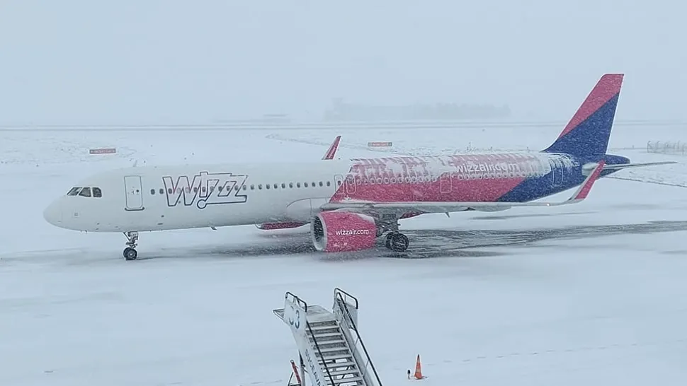 Aeroportul din Suceava, ÎNCHIS temporar din cauza vremii extreme: "Echipele de deszăpezire intervin nonstop" 