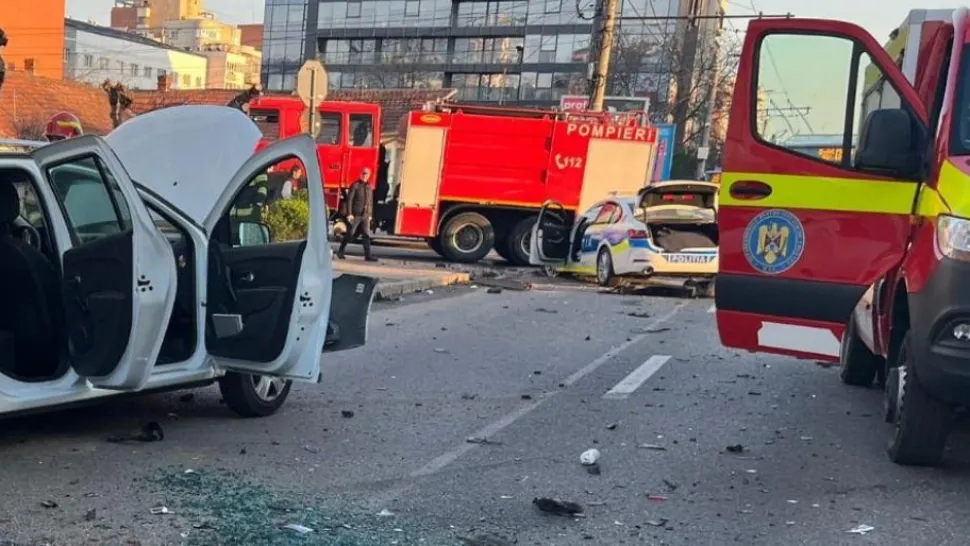 BMW al Poliției Rutiere, DISTRUS după un carambol pe o stradă din Cluj! Doi polițiști au avut nevoie de îngrijiri medicale