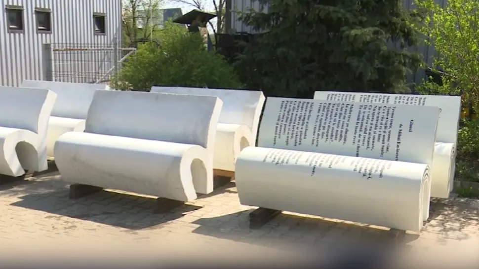 Modernizare inedită la Iași: bănci personalizate cu versuri din poezii. Edil: "Am început cu Mihai Eminescu, era și logic"