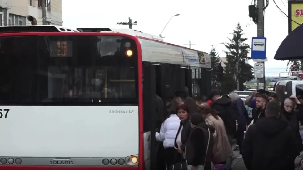REVOLTĂTOR: Bărbatul care a bătut un călător, într-un autobuz, lăsat LIBER de judecători! Fiul agresorului a vrut să FURE telefonul victimei