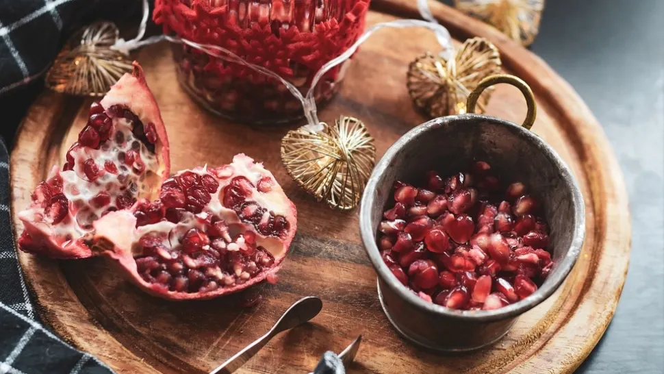 8 rețete cu rodie la care nici nu te-ai fi gândit. Sunt și delicioase, și sănătoase!
