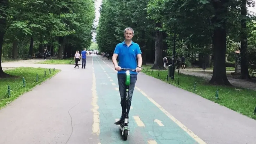 Accidentul lui Dan Barna pe trotinetă, subiect de glume pentru George Simion. Deputatul USR ar fi traversat pe roșu - SURSE