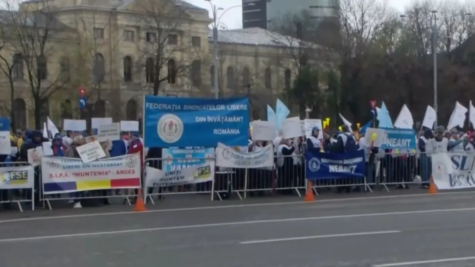 Au început marile PROTESTE! Profesorii scandează la ușa premierului: „Înghețați salariile, înghețăm anul școlar”