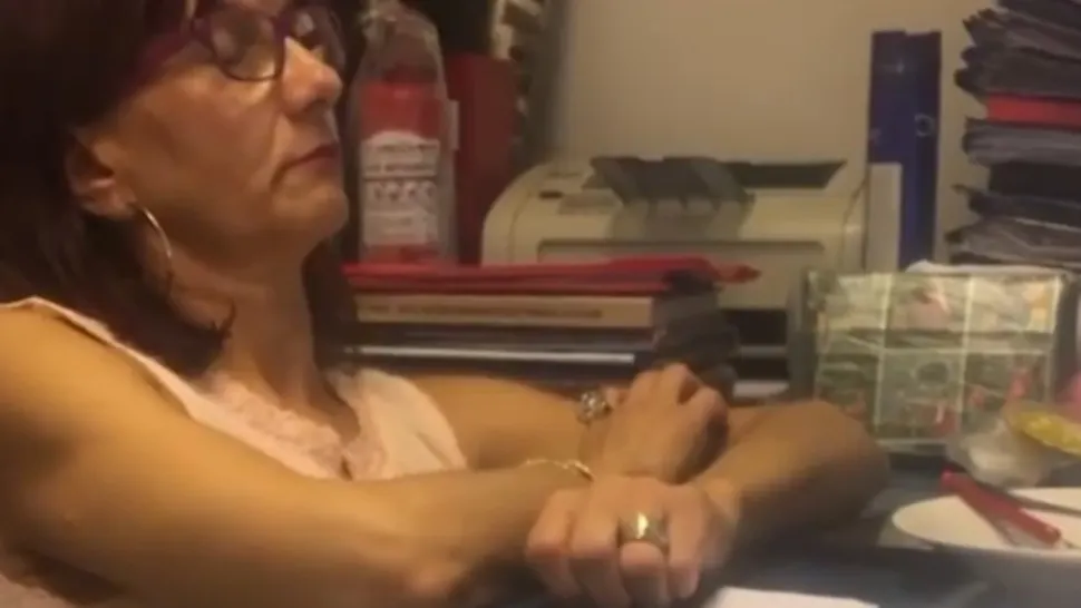 Directoarea care încasează spor de muncă în condiții vătămătoare a fost prinsă DORMIND - Imagini incredibile