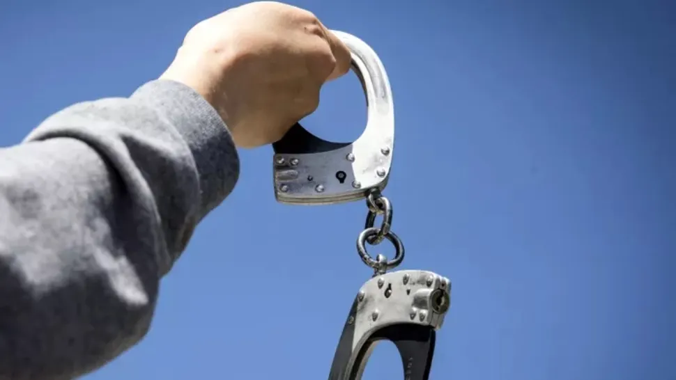 Bărbat, la spital după ce un prieten i-a prins o pereche de cătuşe de glezna piciorului - Unde au găsit cei doi dispozitivul de reținere