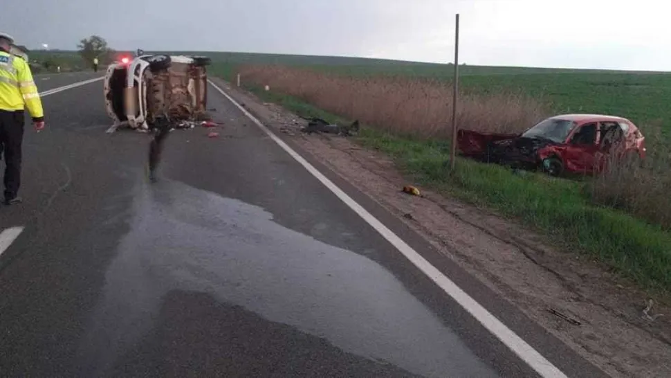 Trei persoane, transportate la spital după ce două autoturisme s-au ciocnit, pe DN 1