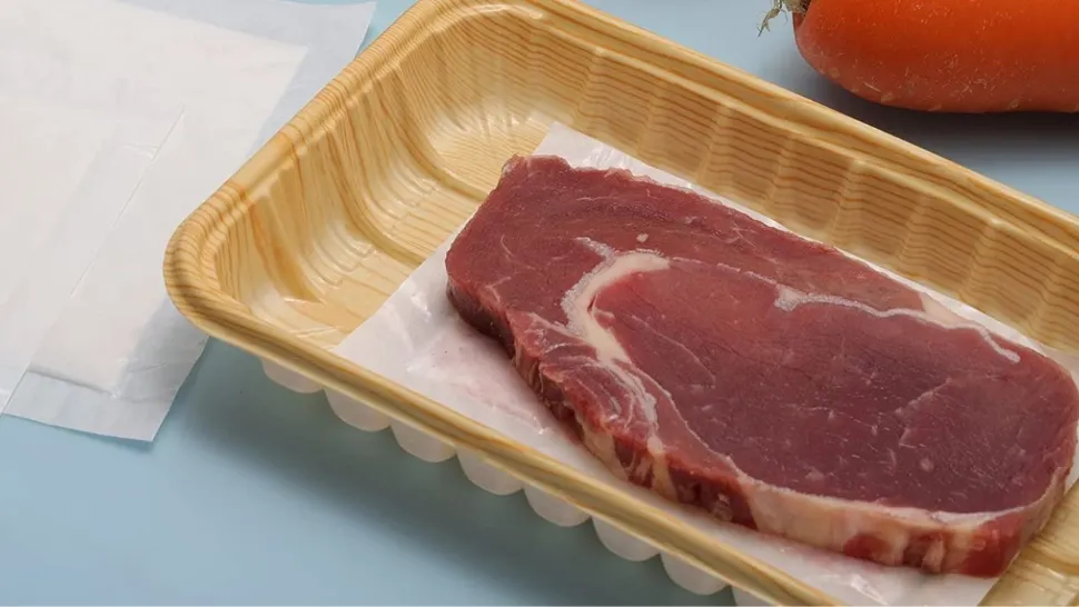 La ce servește bucata de material care se pune în caserola de carne?