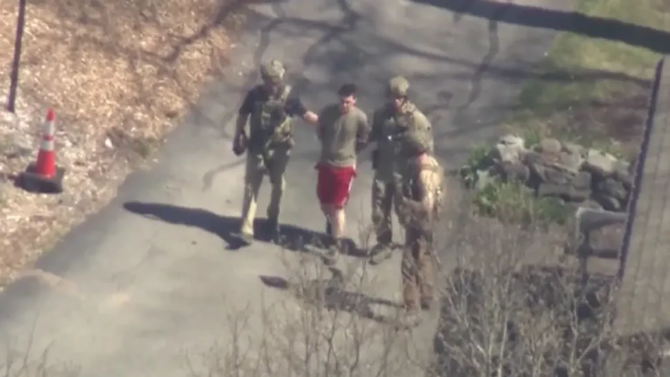 Momentul în care „cârtița” din scandalul Pentagon Leaks este săltat de FBI. Televiziunile americane au filmat din elicoptere