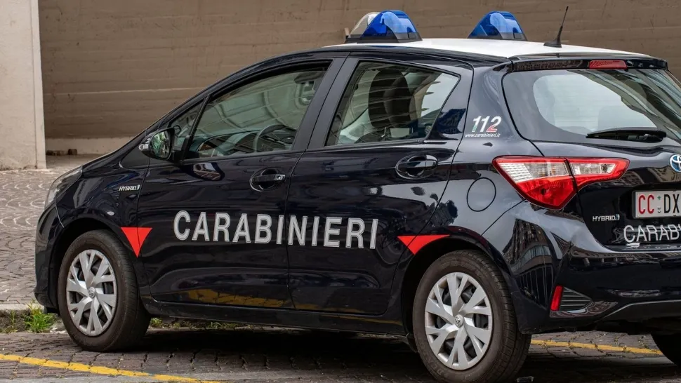 Un microbuz cu români a rămas fără șofer în mijlocul drumului. Motivul pentru care bărbatul a fost săltat de carabinieri