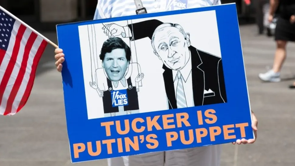 Tucker Carlson, realizatorul TV dat afară de Fox News, ofertat și apărat de propagandiștii lui Putin