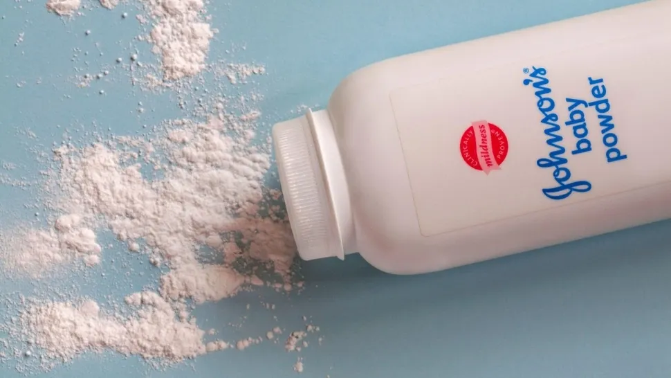 Scandalul pudrei de talc Johnson&Johnson. Compania farmaceutică, dispusă să achite suma de 8,9 miliarde de dolari pentru a scăpa de ACUZAȚII