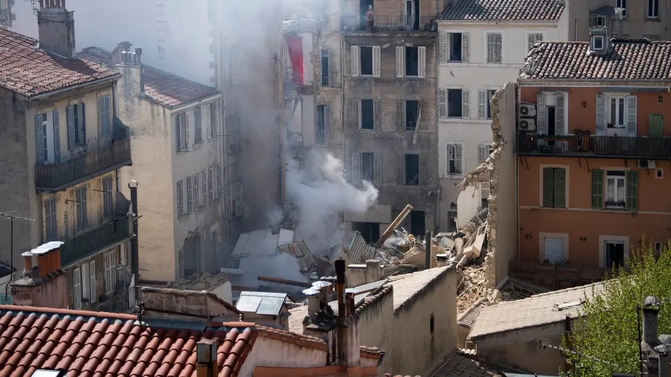EXPLOZIE în Franța! Două blocuri s-au prăbușit, salvatorii caută supraviețuitori sub dărâmături