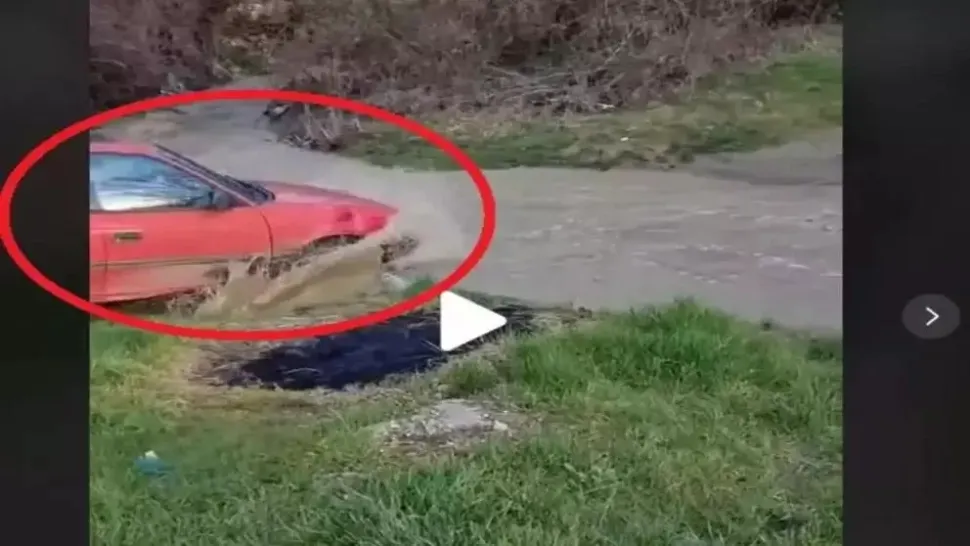 VIDEO – Imagini virale cu un șofer care s-a gândit să treacă cu rabla sa printr-un râu învolburat după ploi