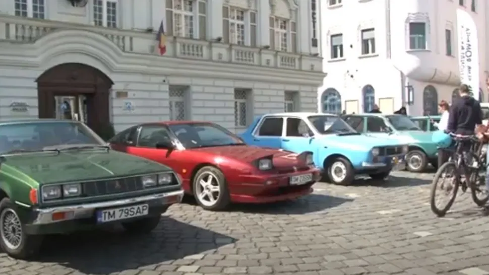 Paradă cu mașini de epocă, la Timișoara. Peste 100 de „bătrâne” au fost scoase la plimbare (VIDEO)